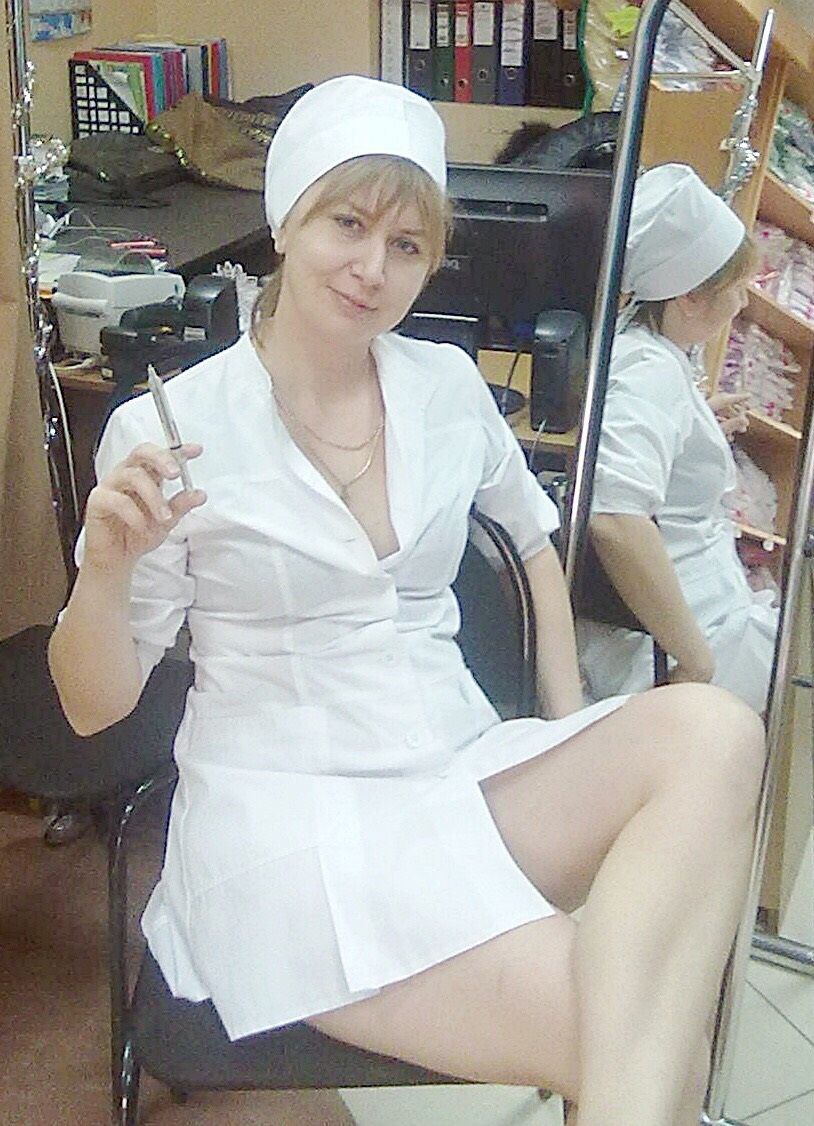 Девушка пришла на прием к распутной врачихе Девушка пришла на прием к распутной врачихе